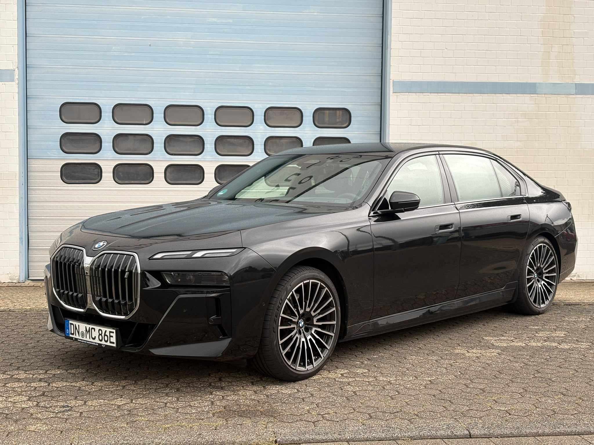 BMW 7er Limousine vor dem MAK CARS Showroom