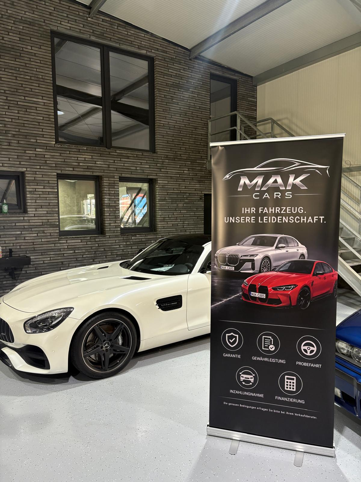 MAK CARS Fahrzeug und Markenbanner im Showroom